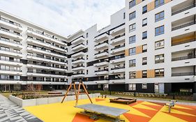 M&R Apartament Airport&Business Premium Komputerowa - Underground Garage - Free Wifi - Netflix - Self Check-In - 5 Min From Chopin Airport